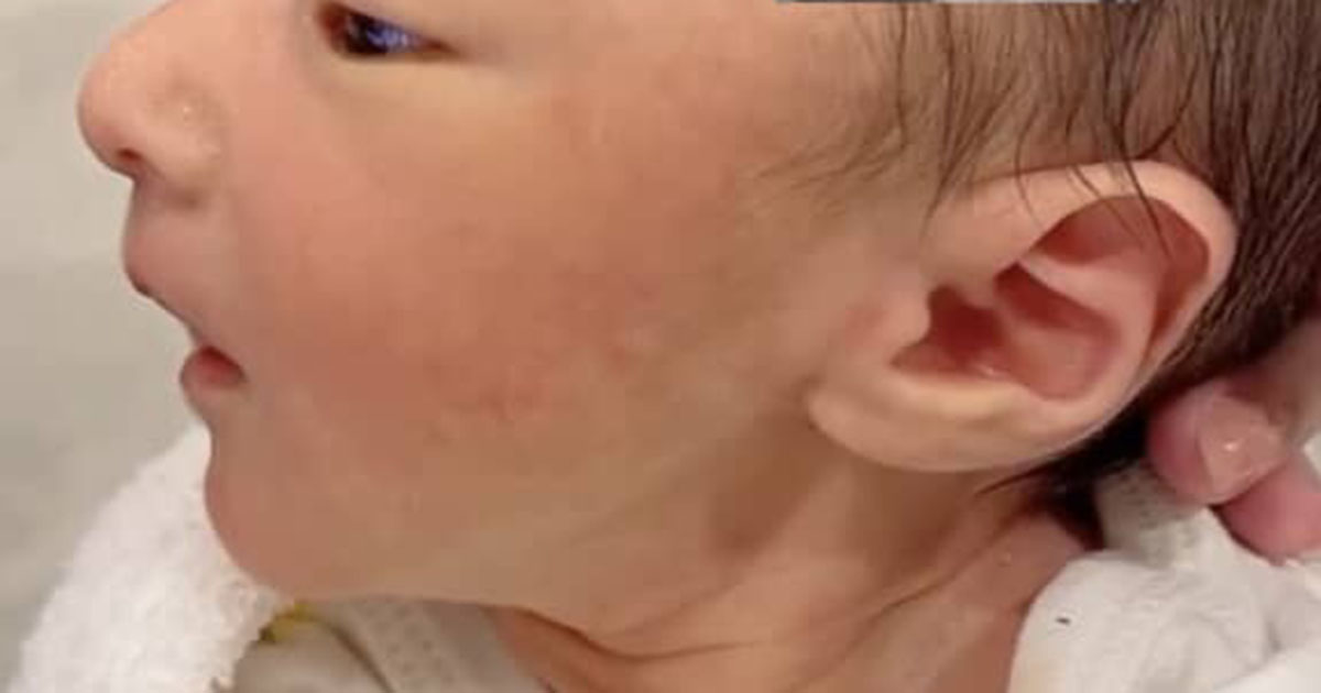 生まれたては「正岡子規に似てる」と言われた息子→1年後…… まさかの“現在の姿”に「人生何度目?」「イケメン確定」(1/2) | 育児 ねとらぼ