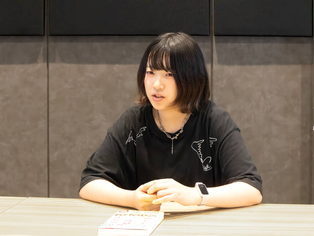 エッセイ『異常熱中のすすめ』を発売したYouTuber・たむらかえさん