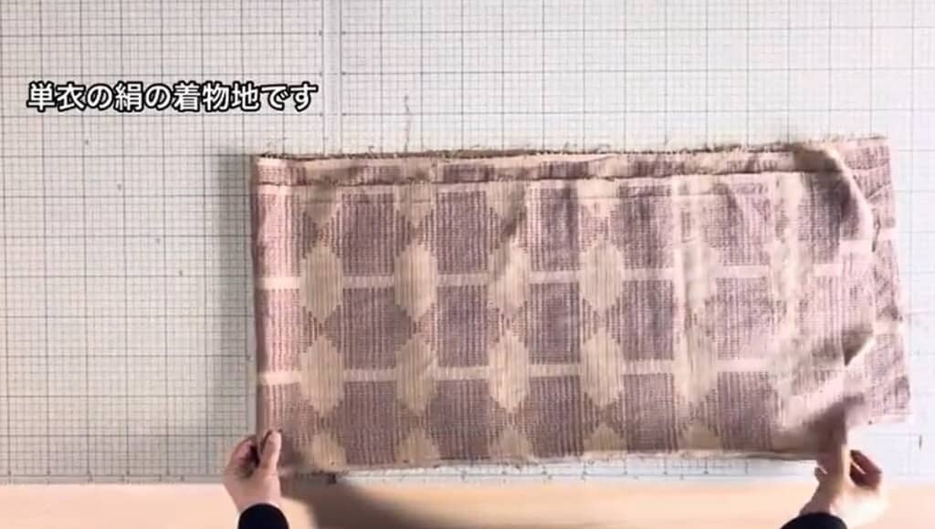 単衣の絹の着物地を使います
