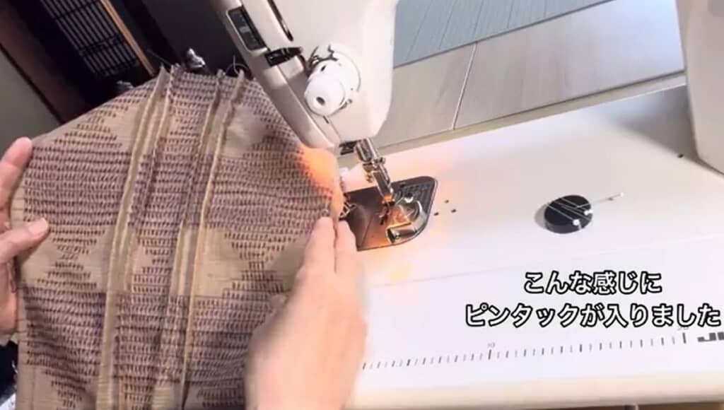生地にピンタックを入れます