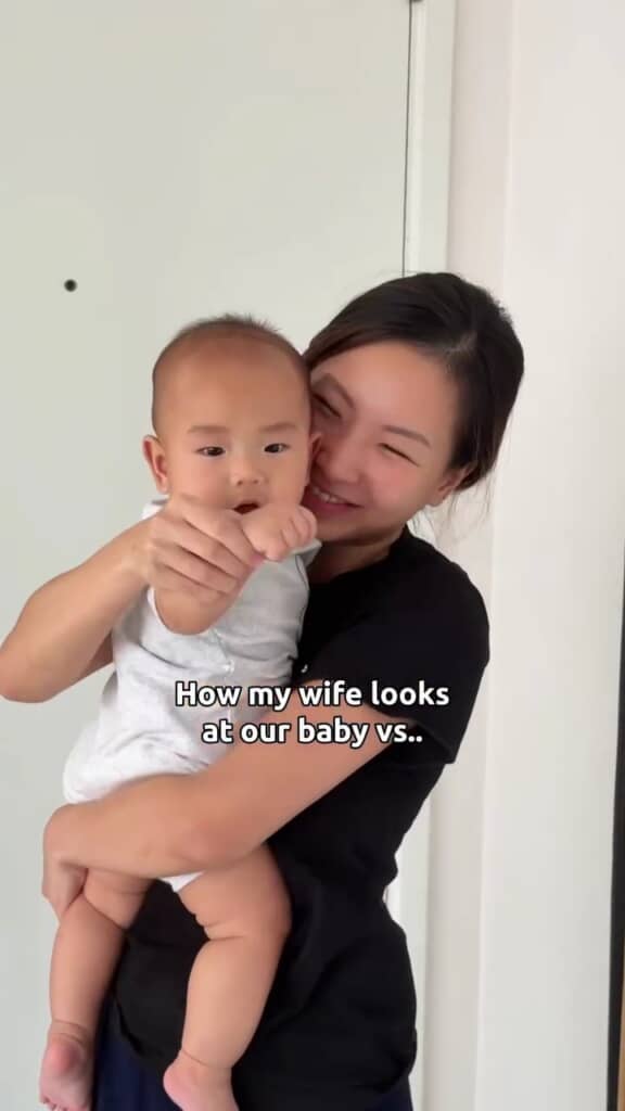 子どもを見つめる妻の表情