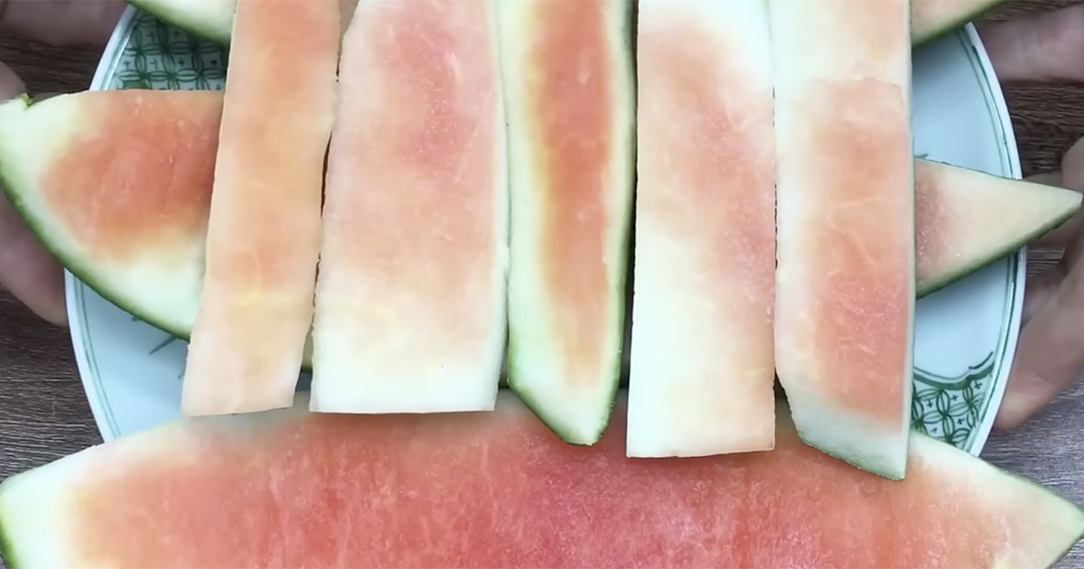 「スイカの皮は捨てないで！」　余ったスイカの皮を薄く切り……　“まさかの完成品”が94万再生「こんな使い道があるとは」【海外】（1/2） | グルメ ねとらぼ