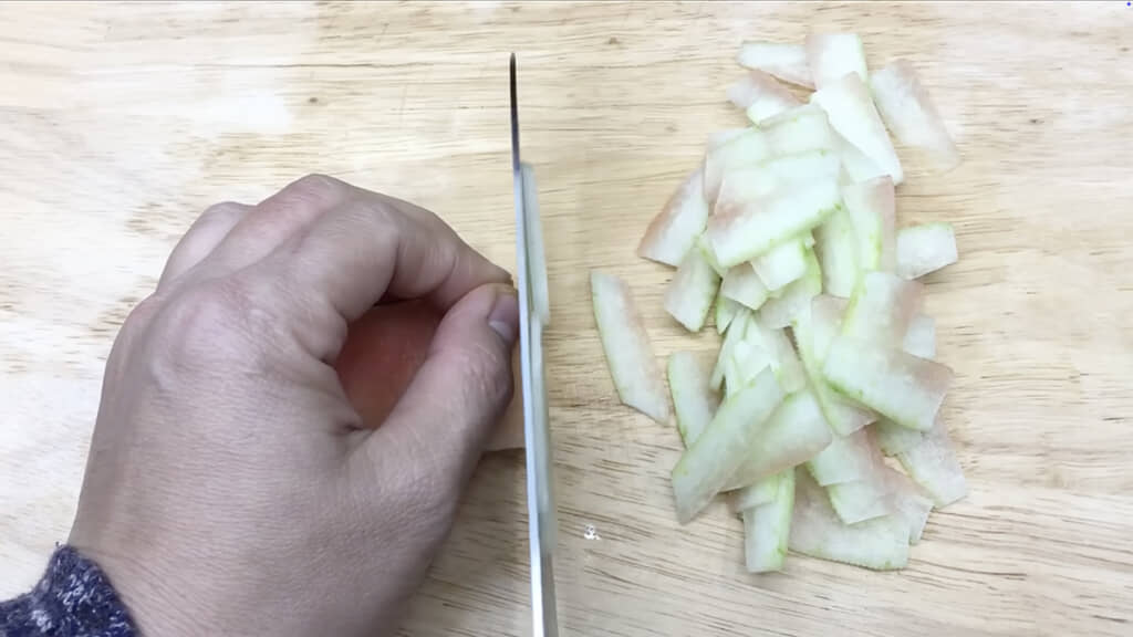 表面の皮を全て剥いたら薄切りにします