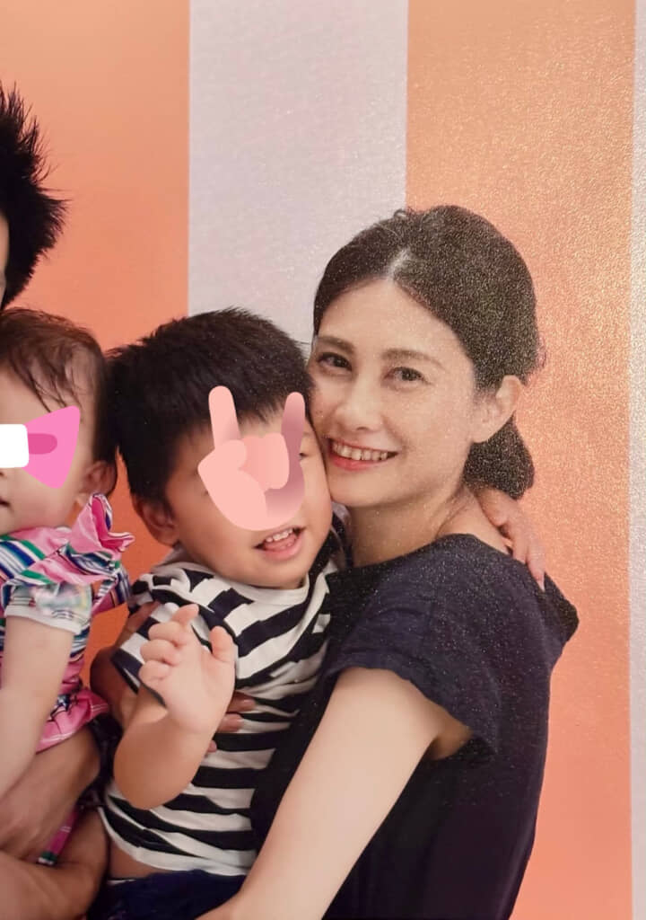 芸能人に似ていると反響を呼んだKIKOさんの10年前の家族写真