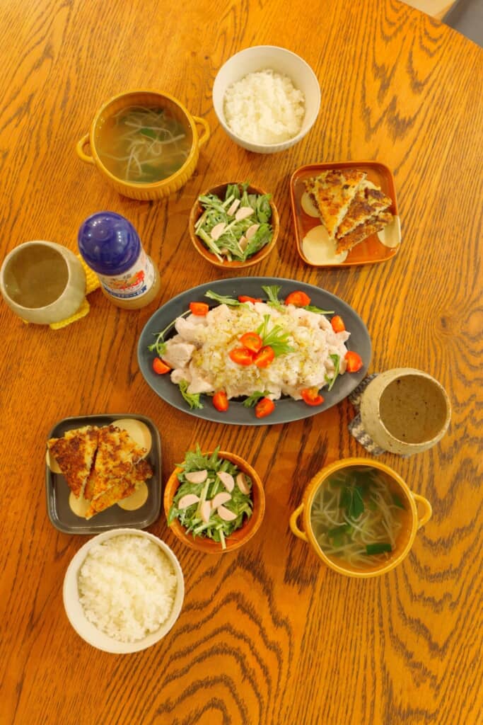 塩麹を揉み込んだ茹で鶏のネギ塩ダレとじゃがいものガレットがたまらない！