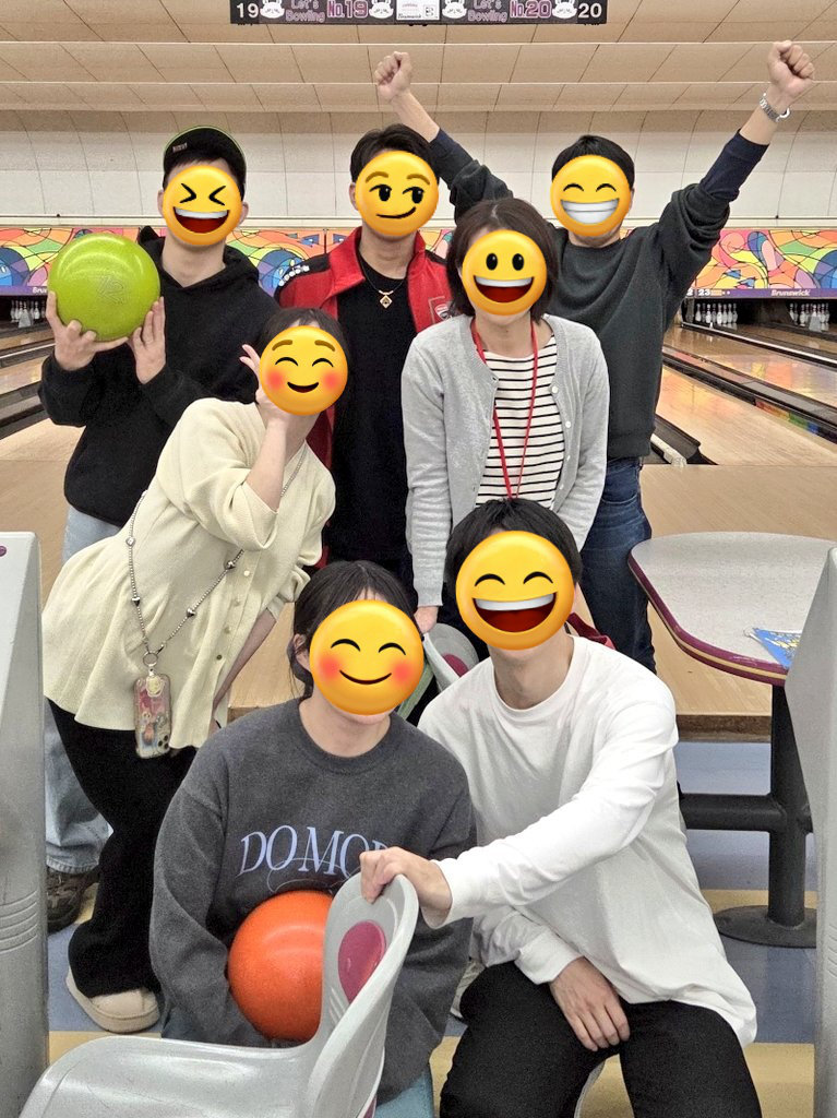 対決が行われたボーリング場での記念写真。前列の左：長女、右：彼氏さん／真ん中の列の左：長男の妻、右：つよしさんの妻／最後列の左：長男、真ん中：次男、右：つよしさん