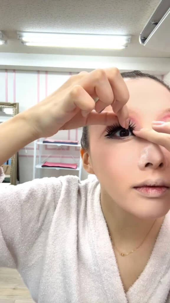 目元の印象が変わっていきます