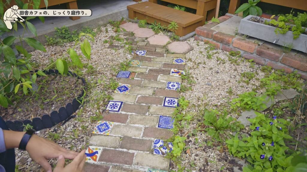 レンガとモルタル、メキシカンタイルで作った小道