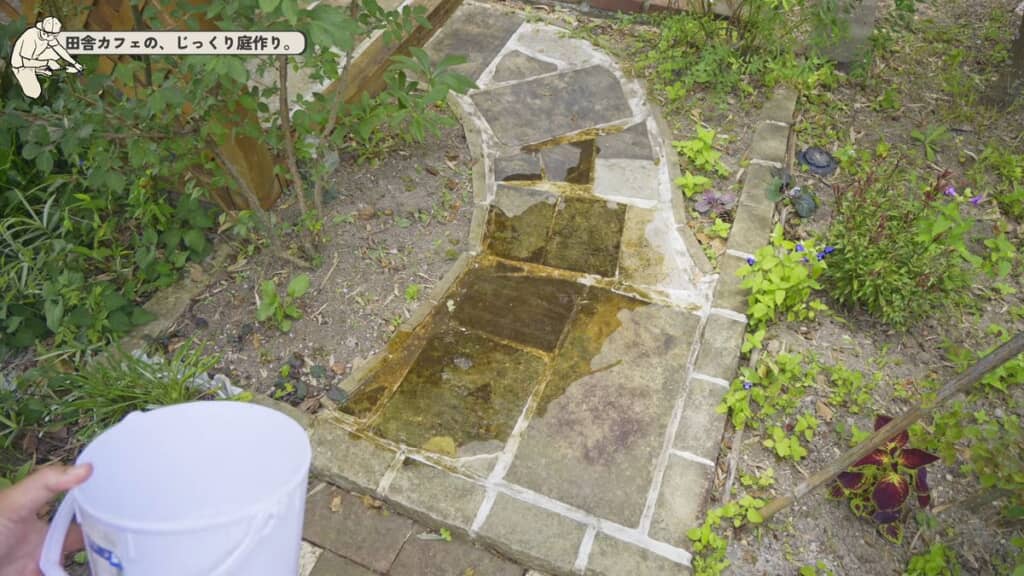 メンテナンス作業を経て排水性が悪くなった石造りの道