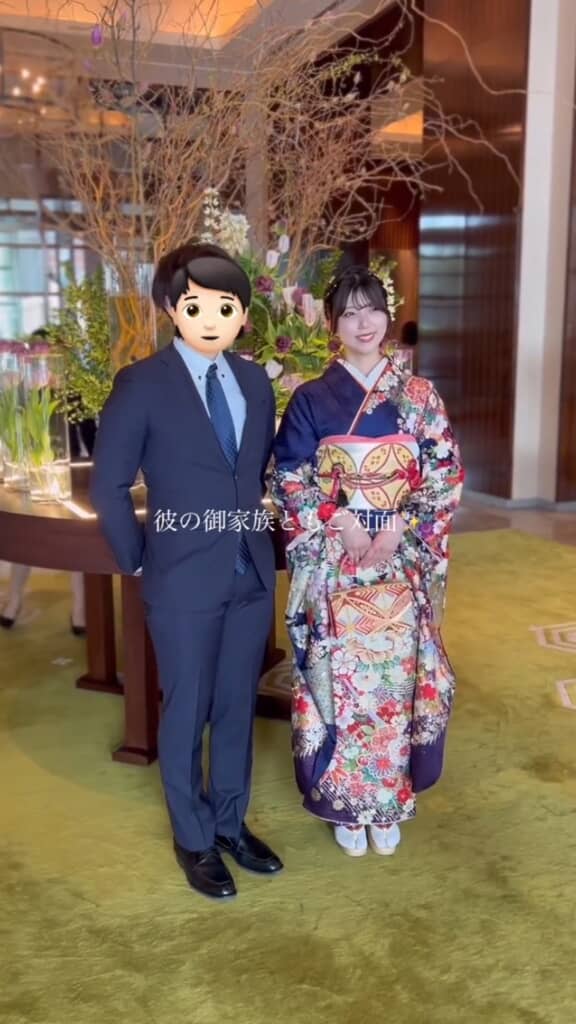 ロビーで撮影した夫との2ショット