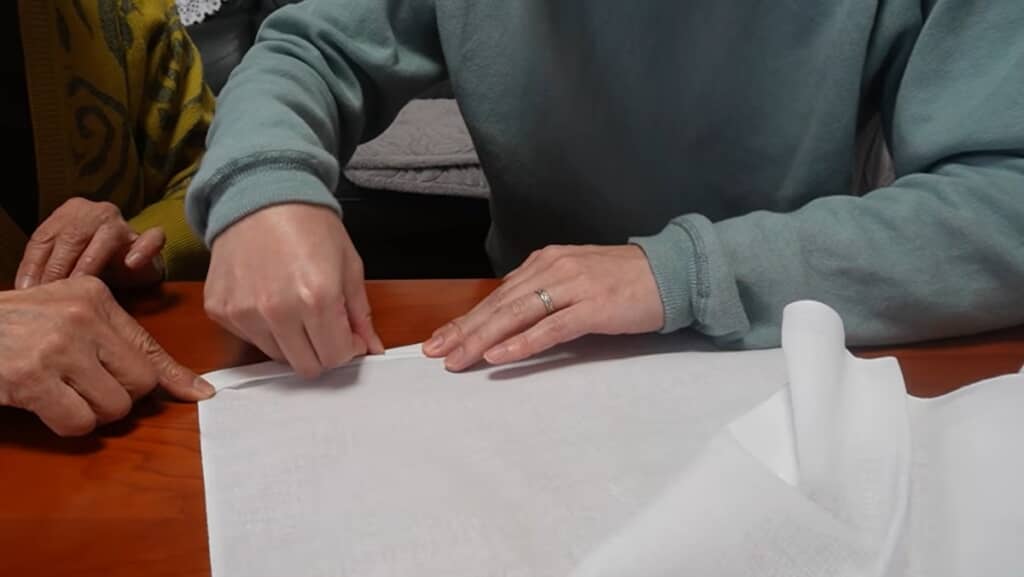 爪で折り目を付けます