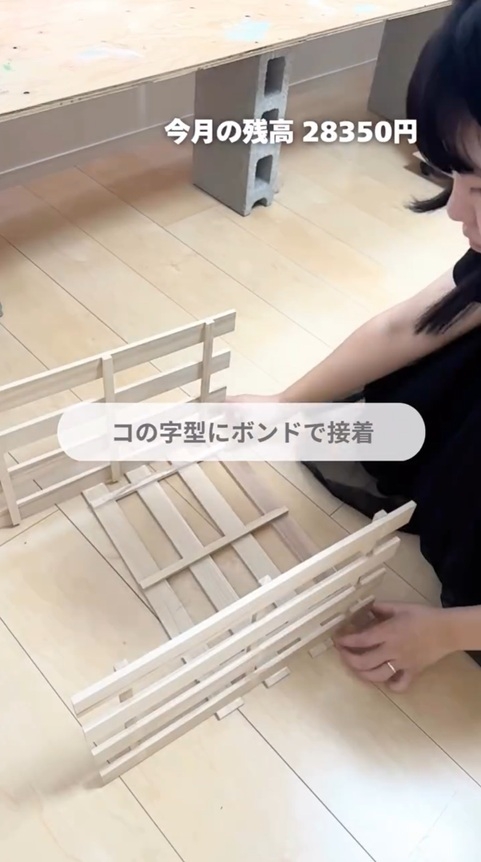 棚に釘を打って、接着した箇所を補強