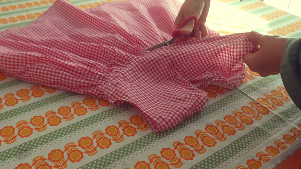 服をハサミを入れて解体する