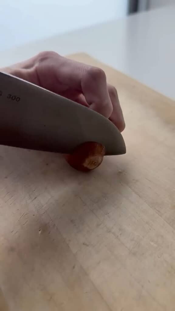 白っぽい底部のほうをカット