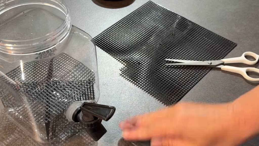 鉢底ネットで水の通り道を作ります