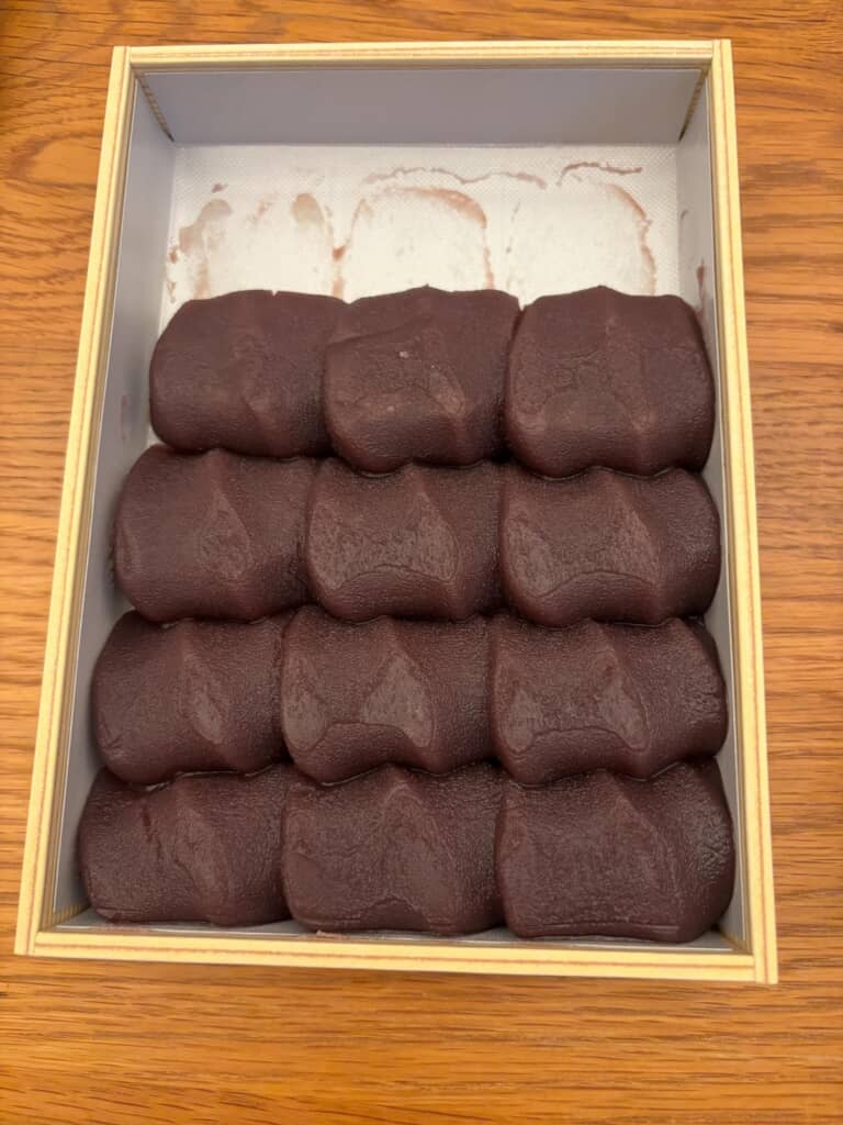 キレイに一列分寄ってしまった赤福
