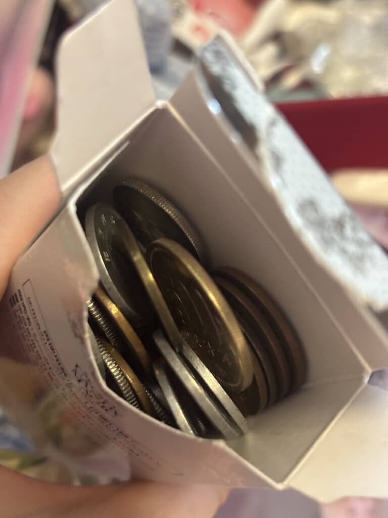 カラコンが入っているかと思いきや、大量の小銭をゲット！