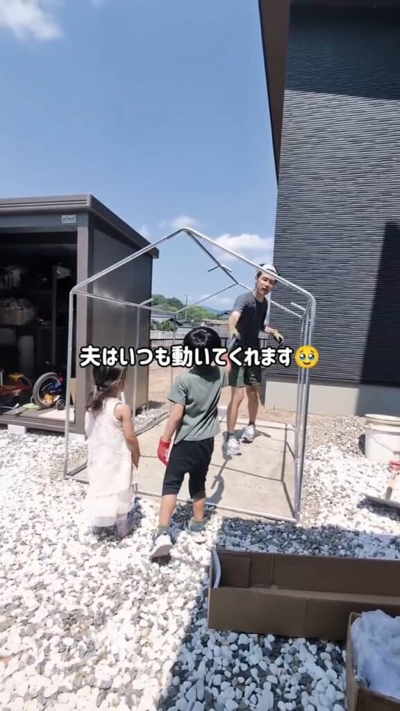 テントの組み立てを手伝う子どもたち