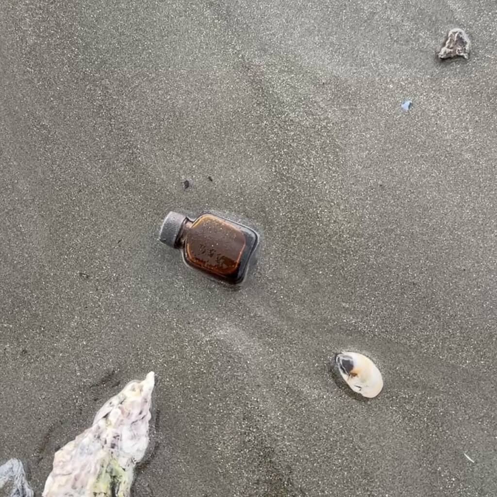 砂浜に落ちていた小瓶