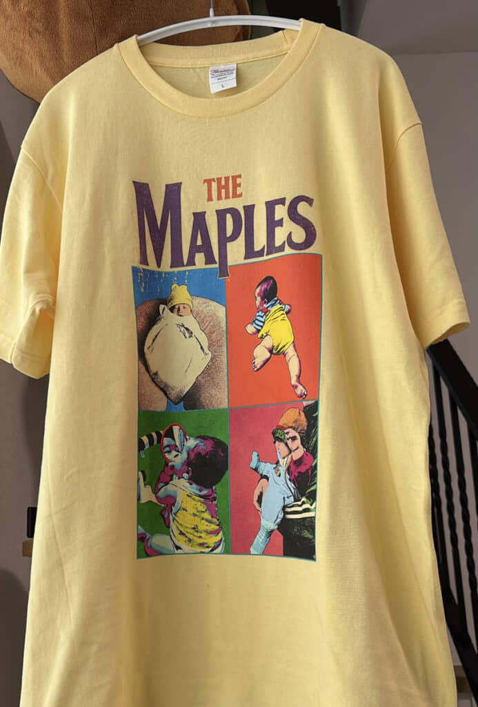 一見するとバンドTシャツですが……