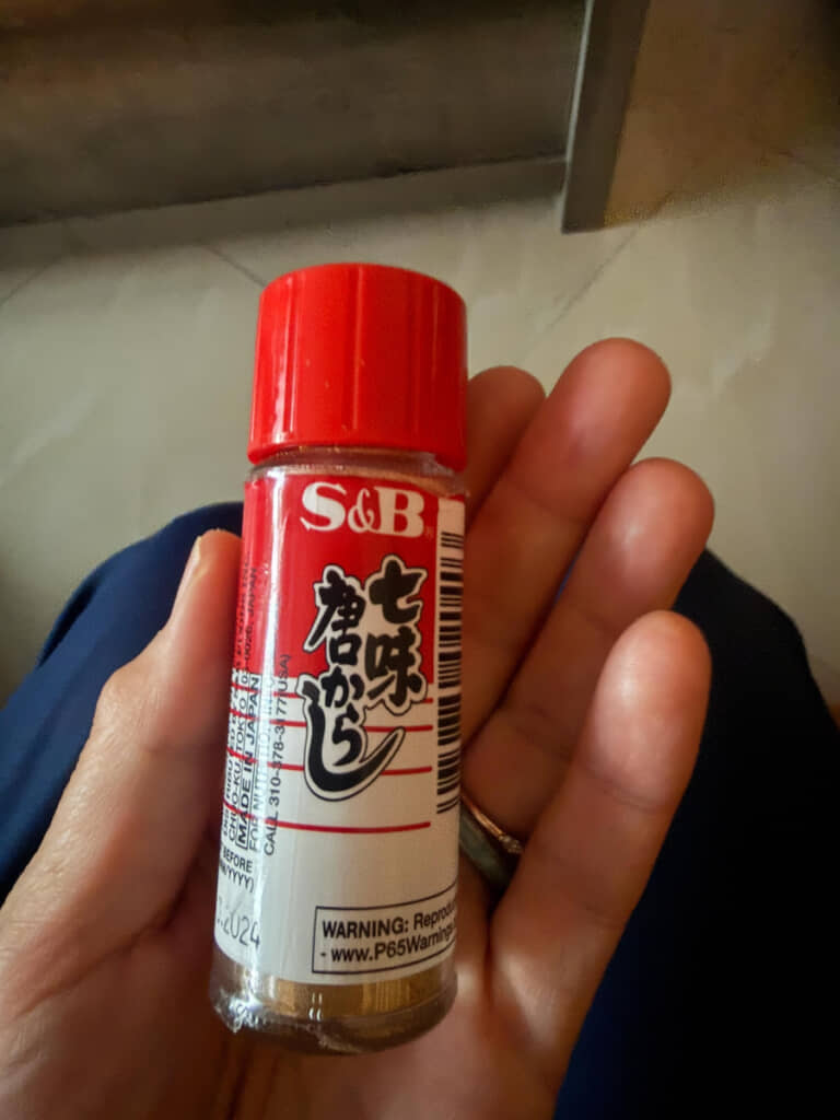 「七味唐からし」の海外向けボトル