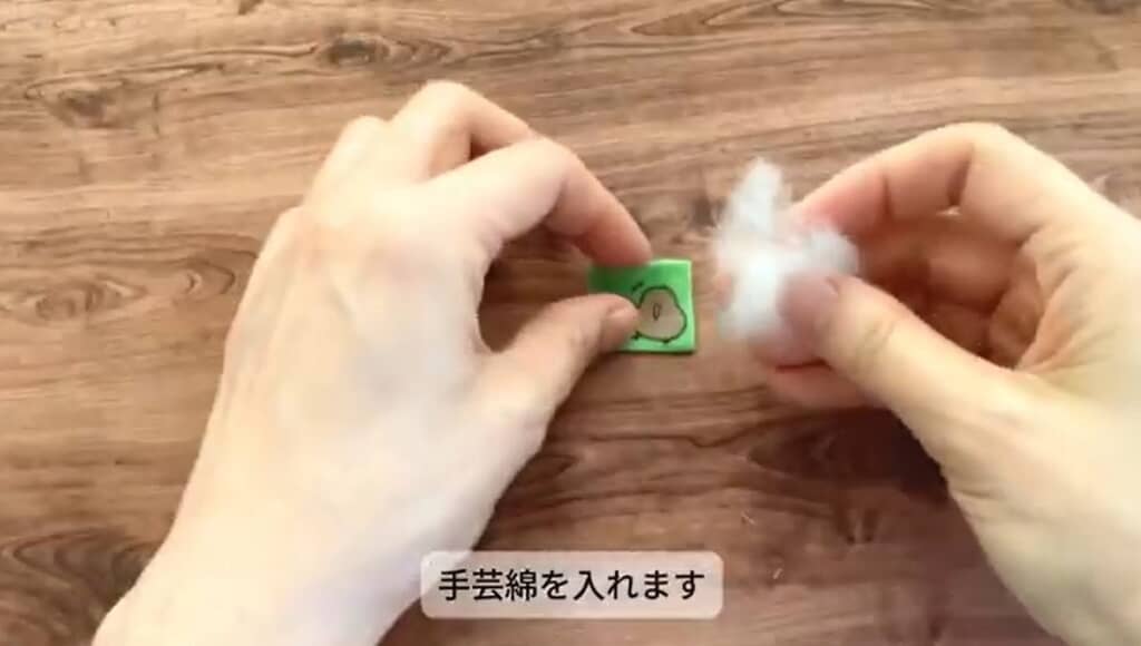 手芸綿を入れます