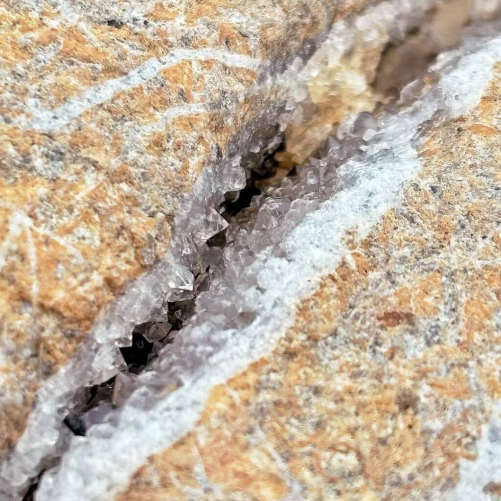石の割れ目から見える結晶の集まり