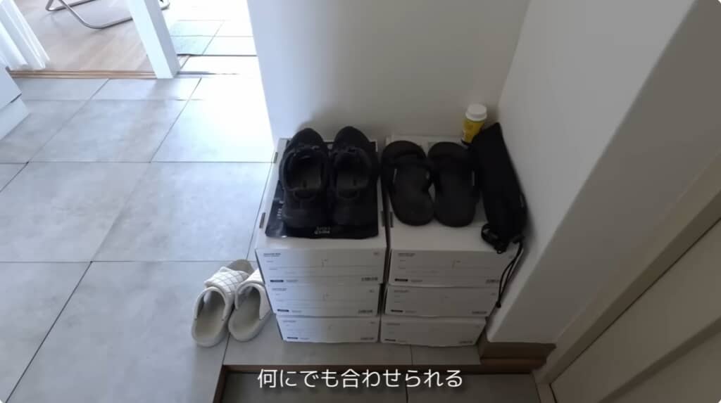 夏用のサンダル、アウトドア用の靴、HOKAのトランスポートが並ぶ玄関