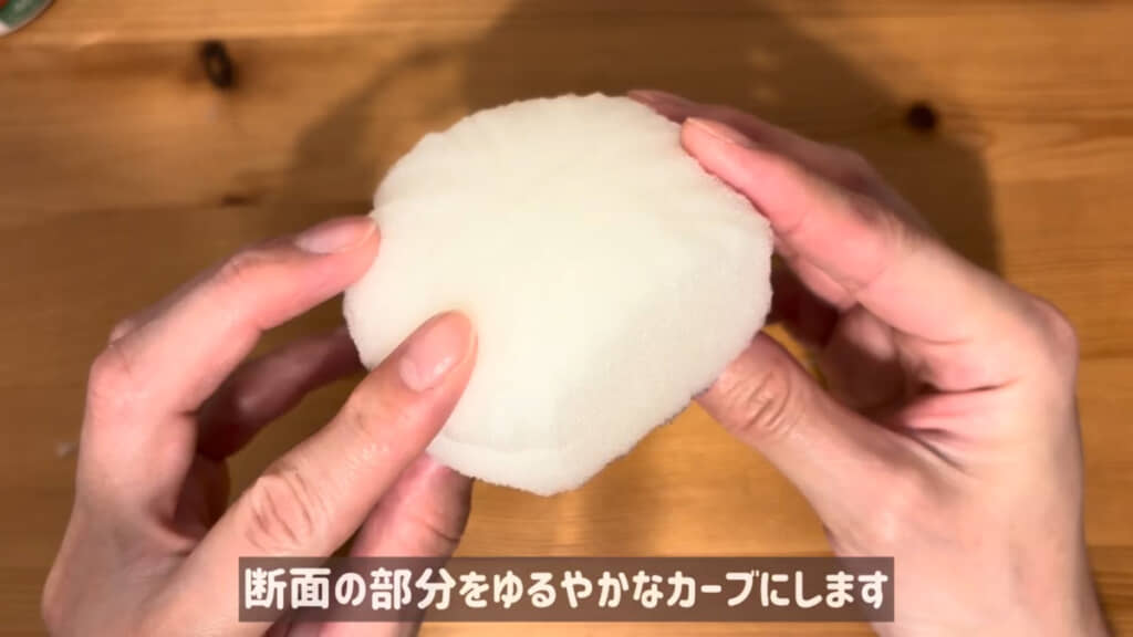 スポンジをハサミでカットして“断面ありのチョコパイ”の形に