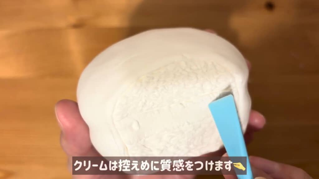 断面部分をヘラで器用に造形