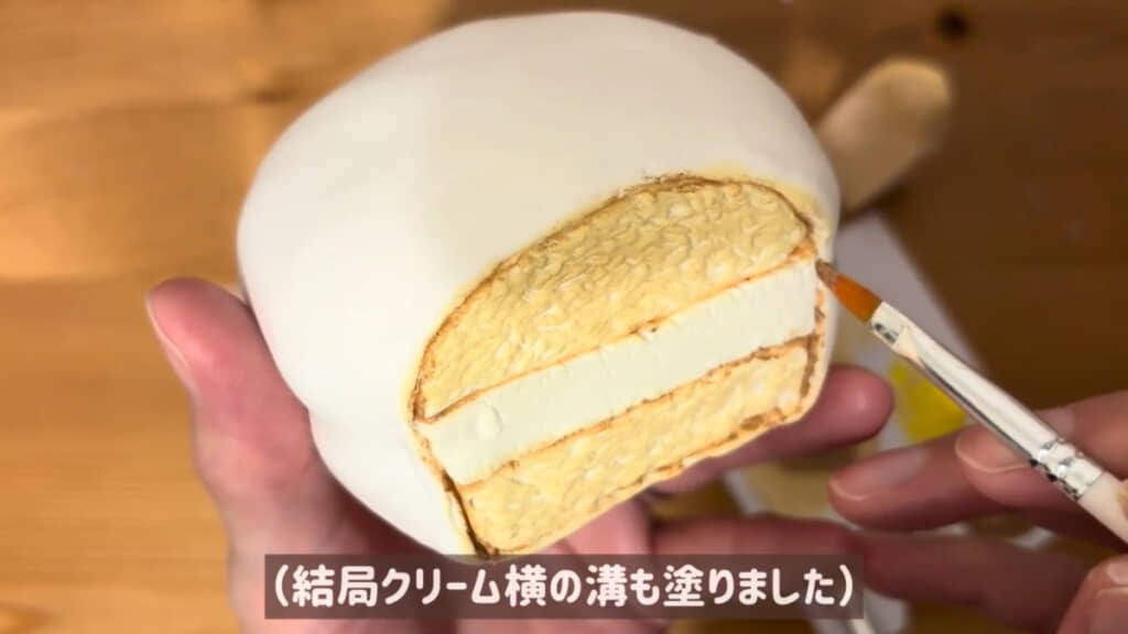 メイク用スポンジや筆を使って断面部分に着色する様子(※投稿者さんはアクリル絵の具を使用していますが、水彩絵の具でも大丈夫とのこと)