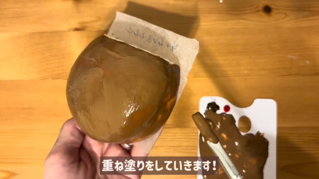 底面を塗ったら1度クッキングシートに置いて色を塗っていきます