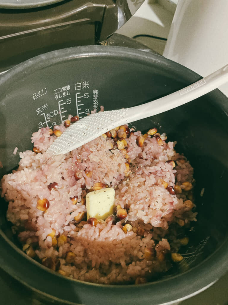 見た目はほぼほぼお赤飯。真ん中に落としたバターがとても合いそう