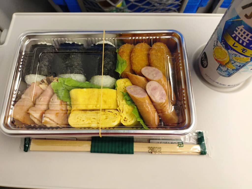 帰り際に母が持たせてくれたお弁当