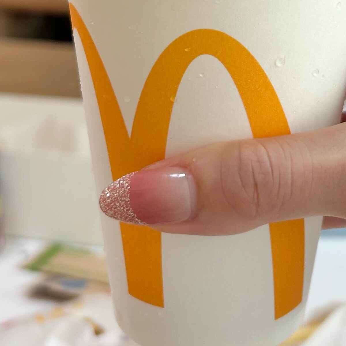 マックでオレンジジュースを購入→開けたら……　目を疑う光景に「蓋開けるの怖い」「よく持って帰りましたね」 | ライフスタイル ねとらぼ