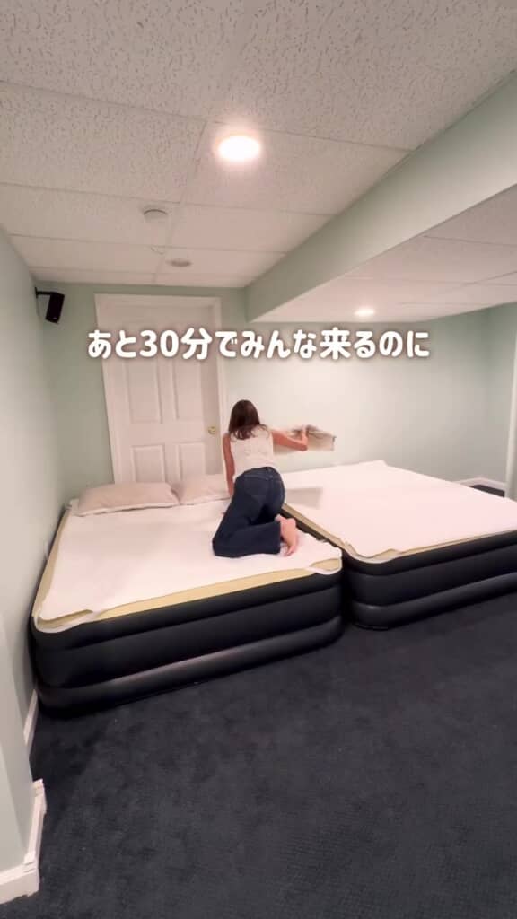 3人分の枕と掛け布団をのせます