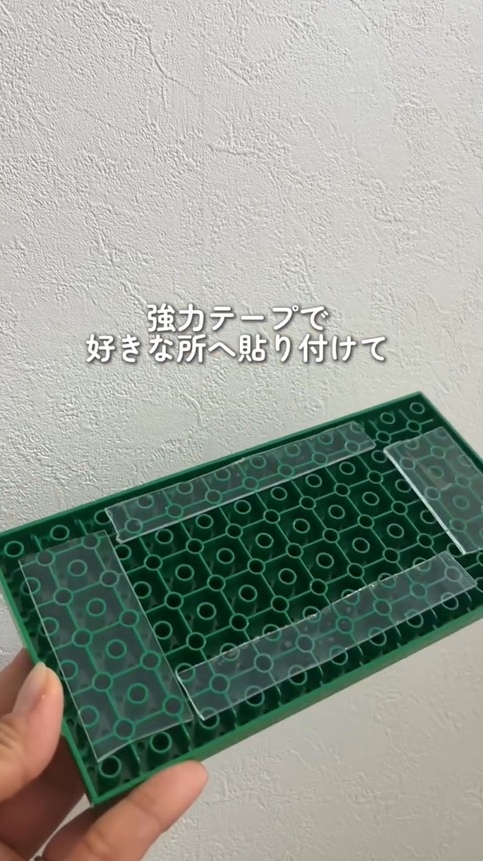 裏側にロの字に4カ所テープを貼ります