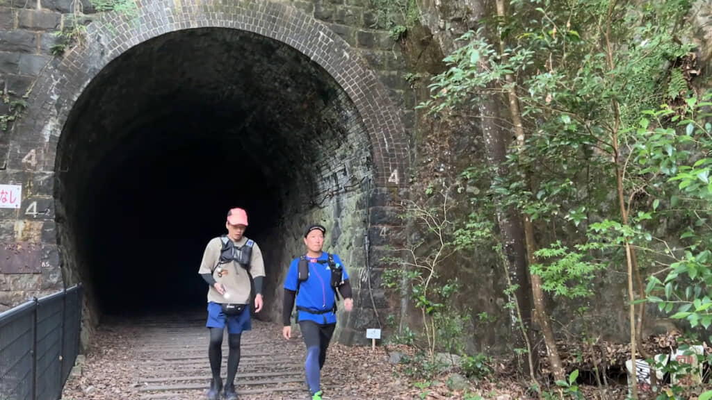 鉄道遺構のハイキングコースを歩く