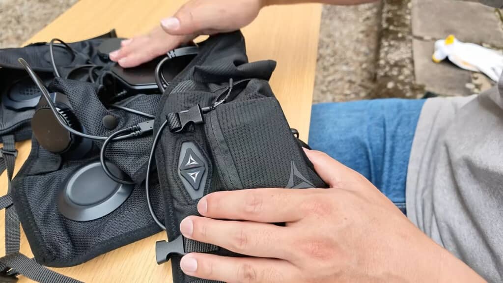 ベスト左胸にあるバッテリー用ポケットと操作ボタン