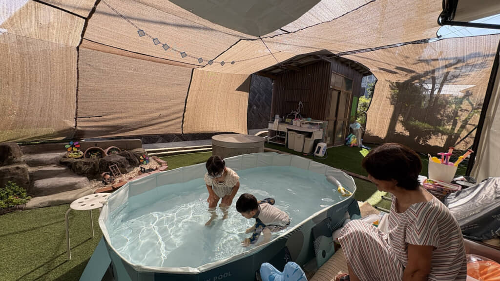 夏の日差しから守りながらプールで遊ばせることができる