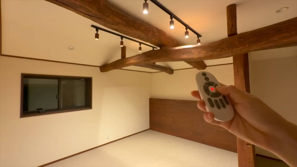 電球色のLEDスポットライトだけにしたところ
