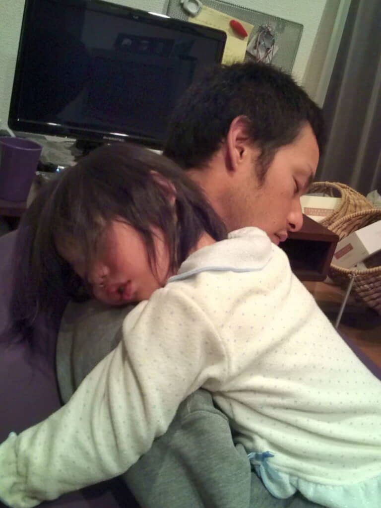 幼い投稿者さんを抱っこするお父さん