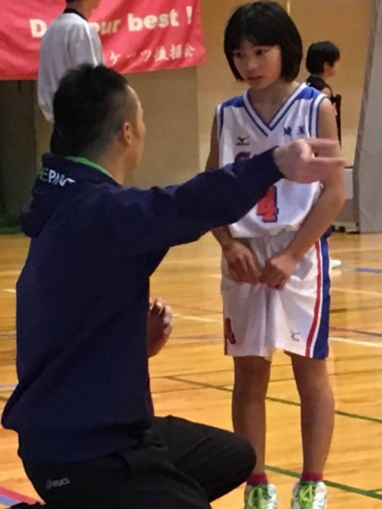 バスケットボールに打ち込む投稿者さんとお父さん