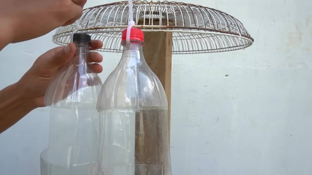 扇風機のカバーにペットボトルを吊すところ