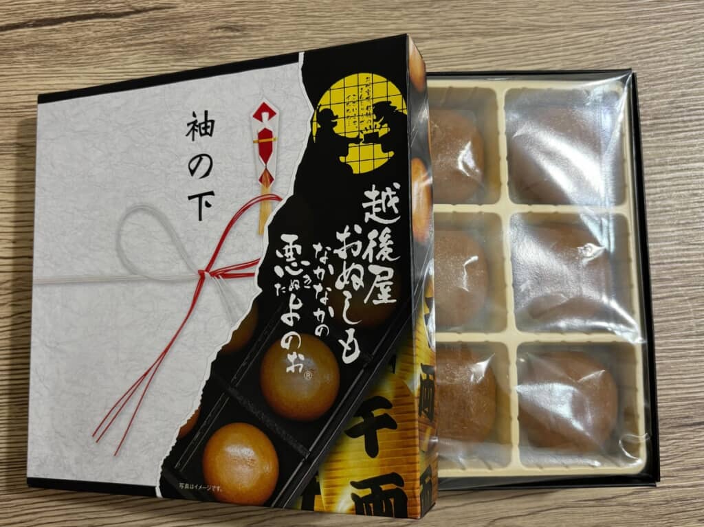 (1/3)修学旅行で娘さんが選んできた「越後屋名物 袖の下饅頭」。時代劇の世界観をそのまま詰め込んだ、遊び心あふれるユニークなお土産