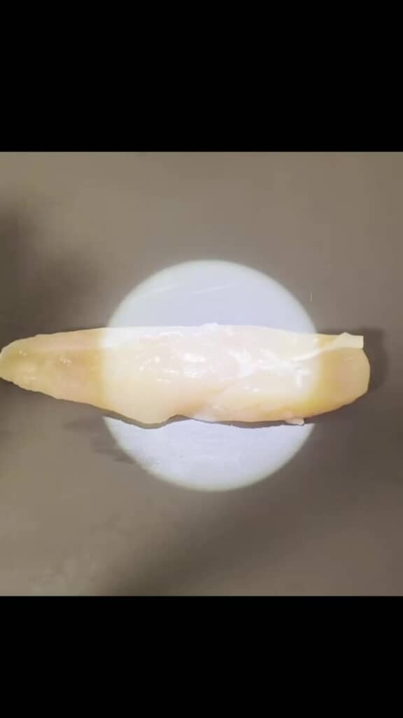まな板の上に置かれた1本の鶏ささみ