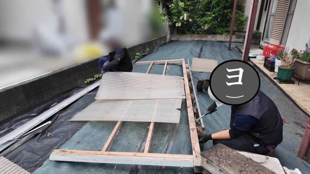 2人がかりで解体されていく小屋の壁