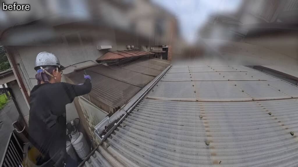 小屋を上方から撮った映像
