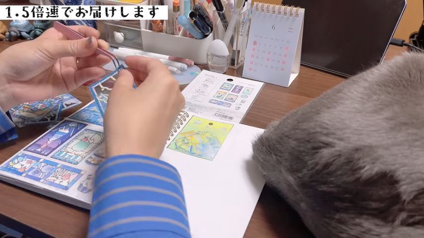 シールコレクション手帳を作っている様子