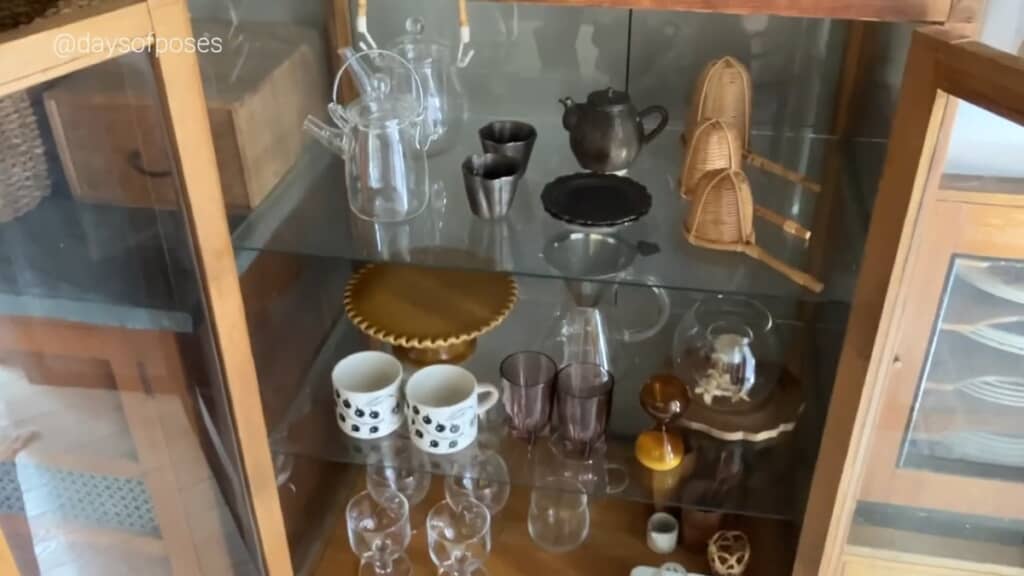 ガラス製のポットやマグカップ、茶器などを収納